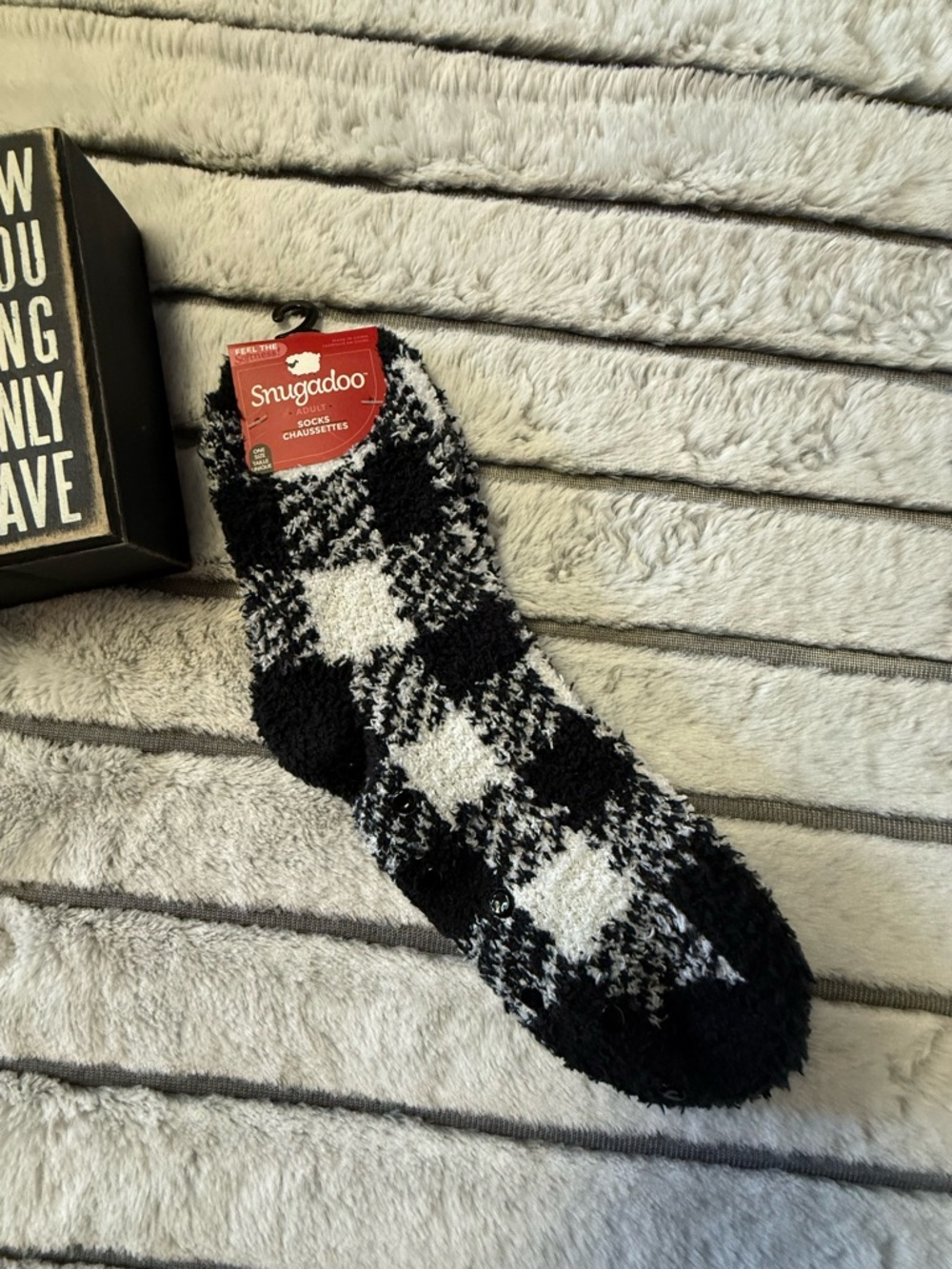 Snugadoo Men’s Black & White Cozy Fuzzy Socks